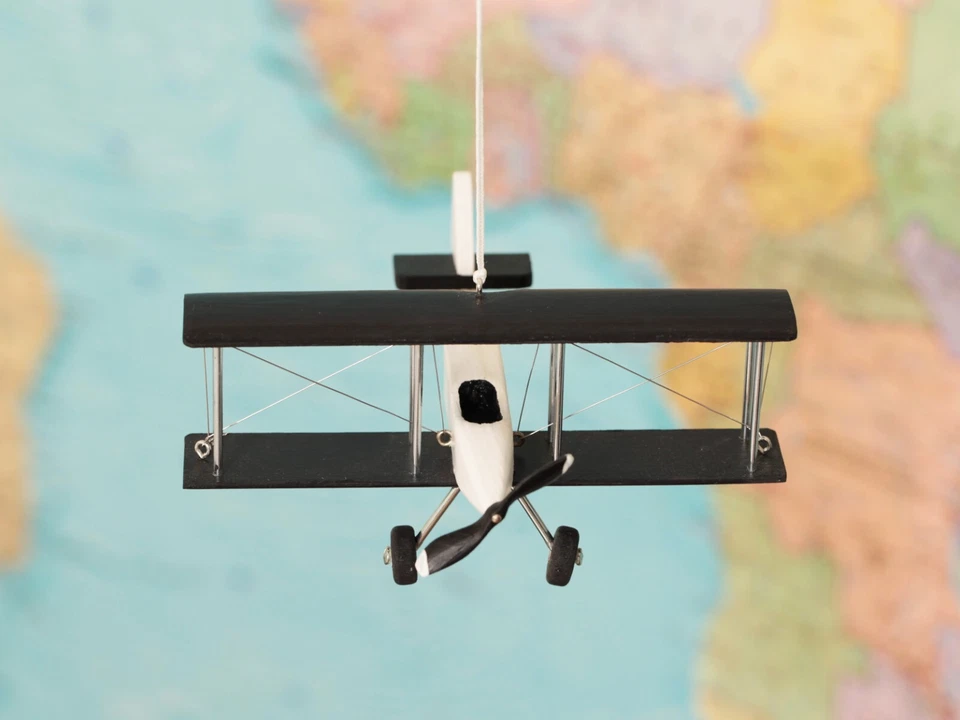 Avión colgante, blanco negro, decoración de guardería, avión decorativo de madera Foto 4 de 4