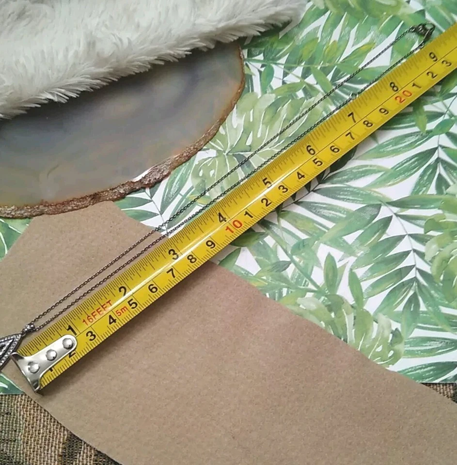 ¡Collar colgante en lágrima NADRI de doble textura (circonita cúbica, metal martillado) usado! Foto 3 de 4