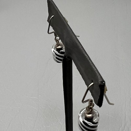Vintage Pierced Earrings Black White Striped Glass Beaded Dangle Drop - Imagen 3 de 9