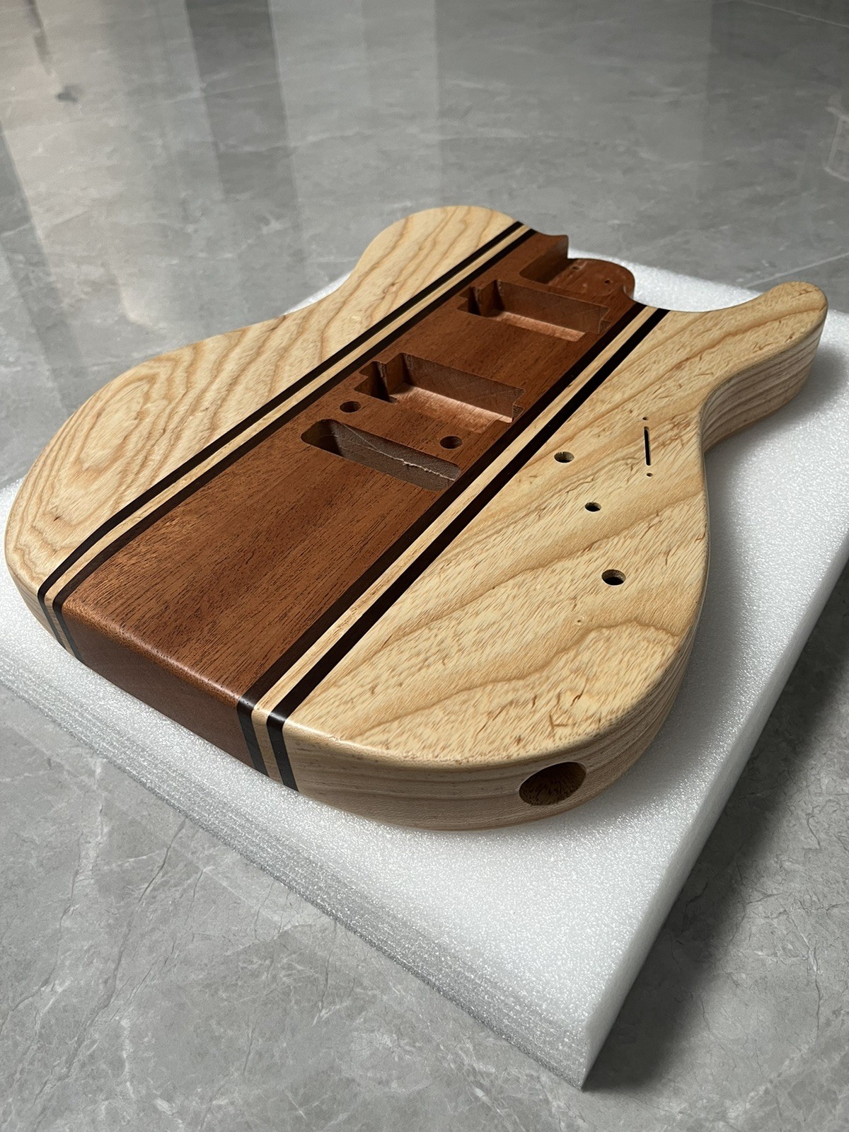 Corpo chitarra artigianale in frassino e mogano foto 5