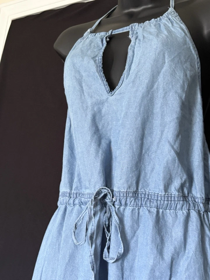 Vestido halter Romeo + Juliet Couture denim con agujero de llave Foto 3 de 4