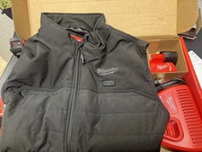 MILWAUKEE MENS X-Large M12 12-Volt Cordless Axis Black Heated Vest Kit