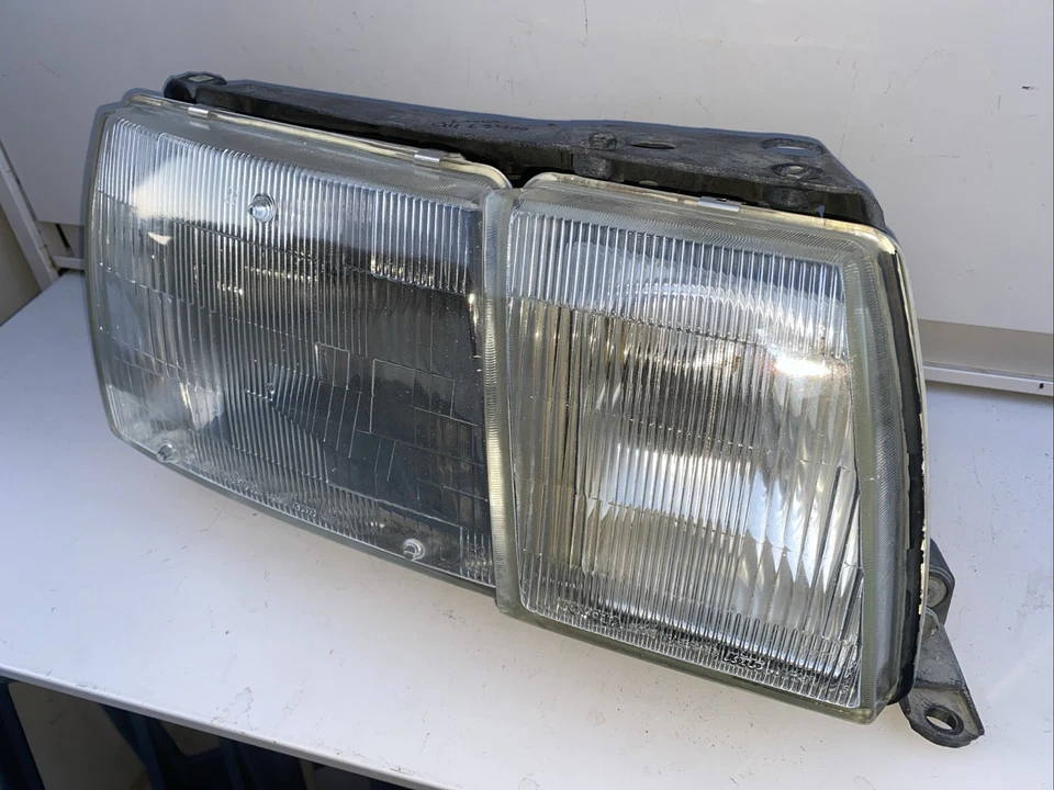 1990 - 1994 Lexus LS400 Right Side Passenger RH Headlight Lamp Assembly 90-94 - Image 3 of 4