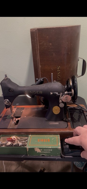 1950 Singer Sewing Machine. Complete with Box. With Accessories.  Works.