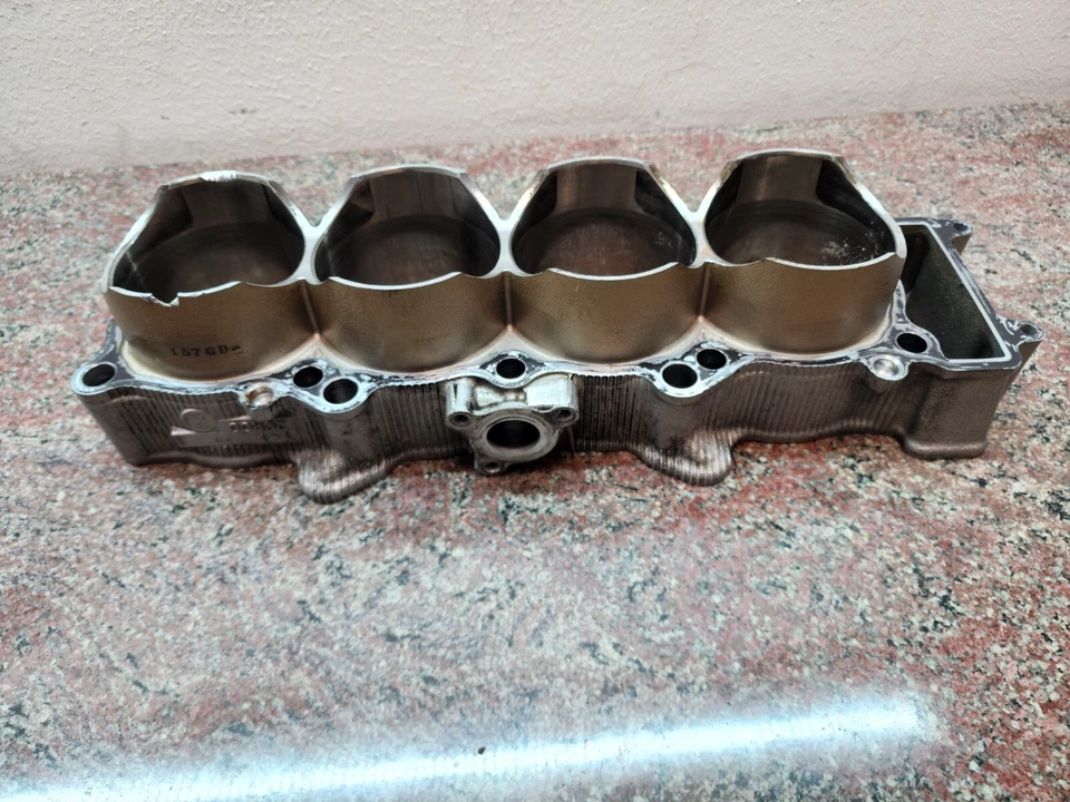 Yamaha YZF-R1 2015-2019 barril de cilindro de motor OEM 2CR-11311-00 (leer descripción) Foto 2 de 4