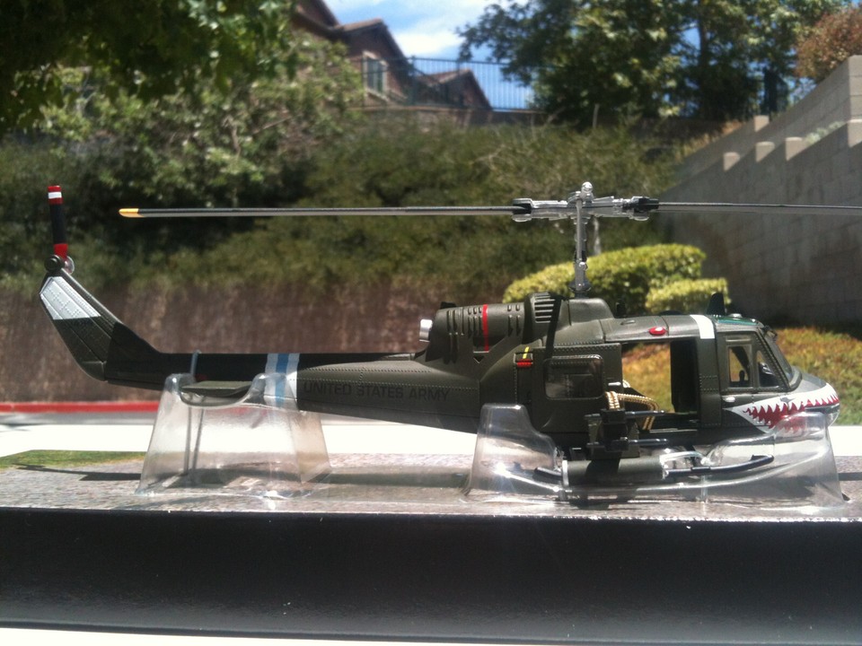 Modellino Elicottero Corgi Bell UH-1C Huey 'Hog' Vietnam - Scala 1:48 - Diecast Unsung Heroes