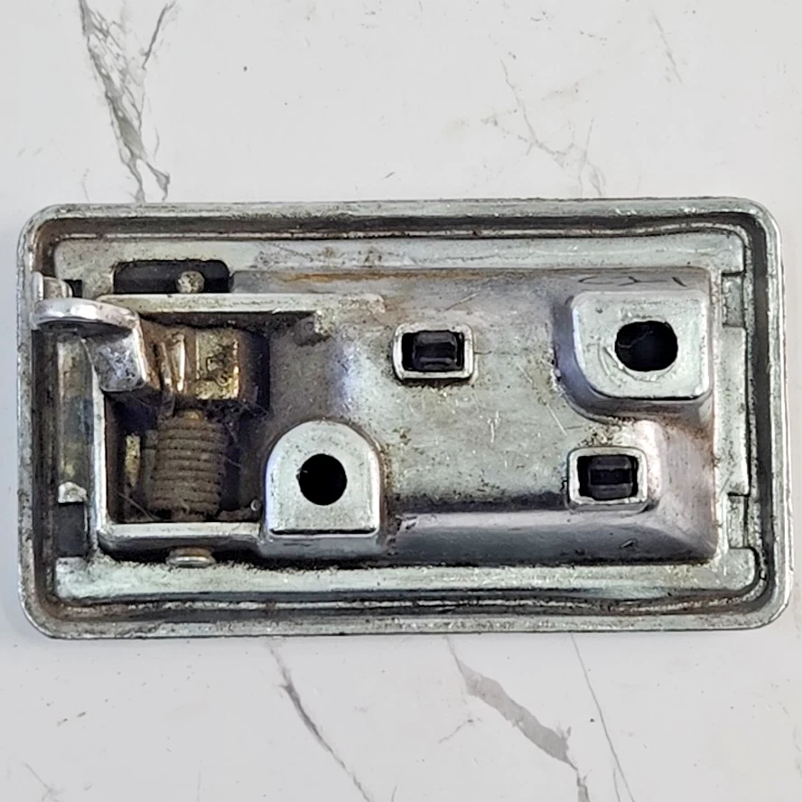 Maçaneta de porta GM 9722815 1970-73 Camaro Firebird Grand Prix LH interior acabamento preto - Imagem 2 de 4