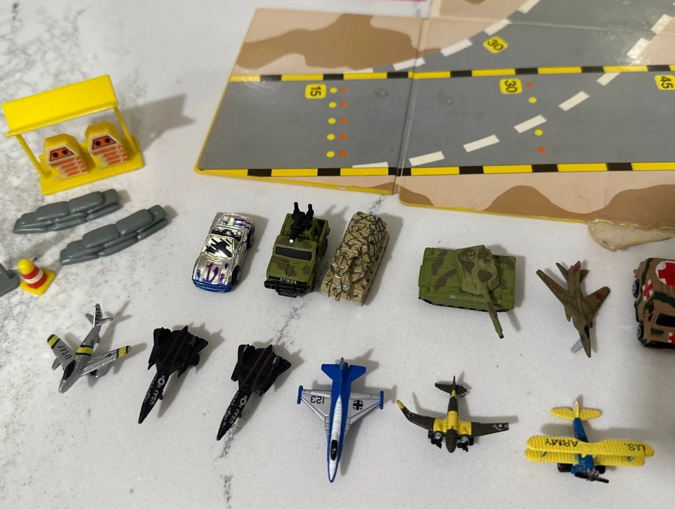 Funrise Micro Action АВИАБАЗА 25+ Элементов Самолеты Автомобили Грузовики Танки с Чехлом - Изображение 3 из 4