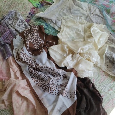 Vintage Restposten 8 gemischte Schals Pashminas GC einige Designer Seide Satin wie gesehen.