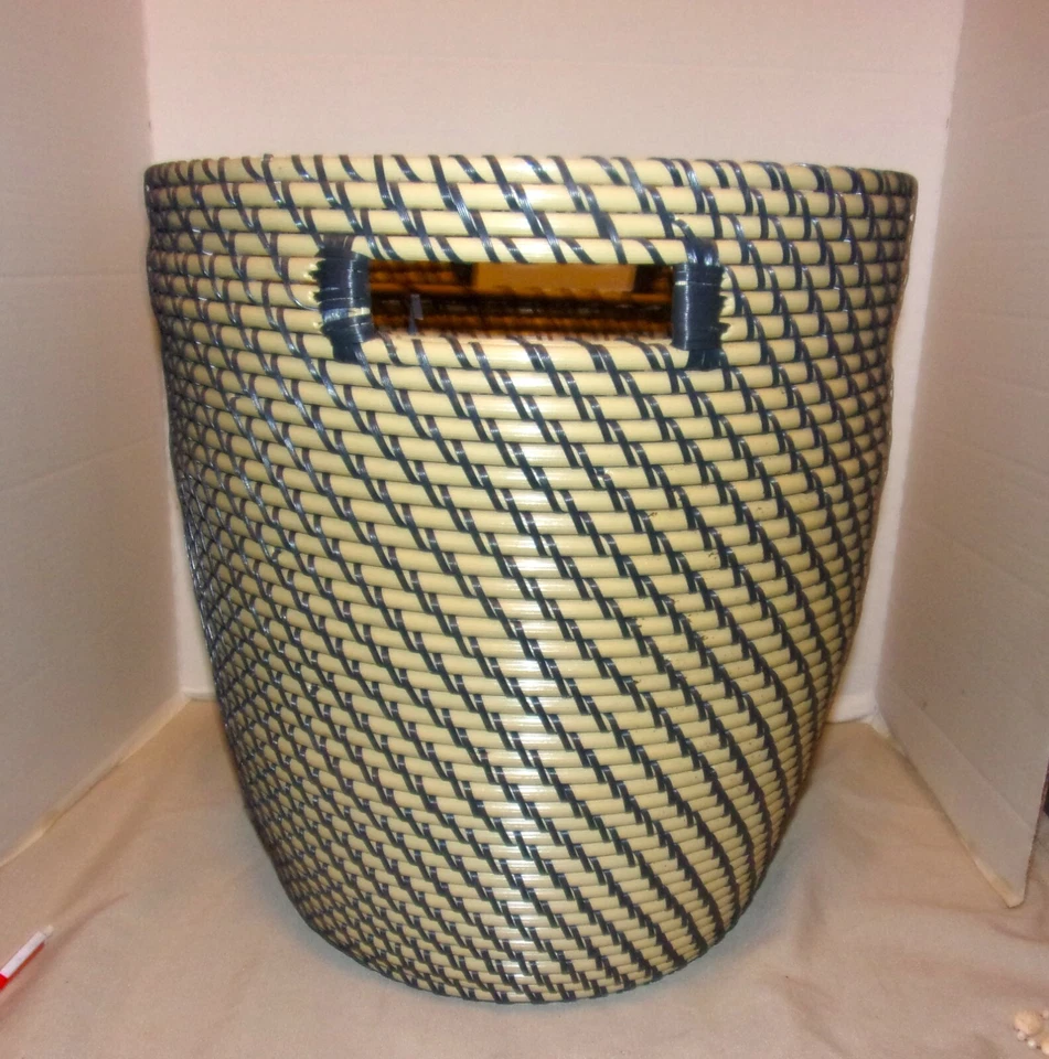 Cesta tejida Ikea extra grande con dos asas de transporte y un revestimiento de plexiglás Foto 2 de 4