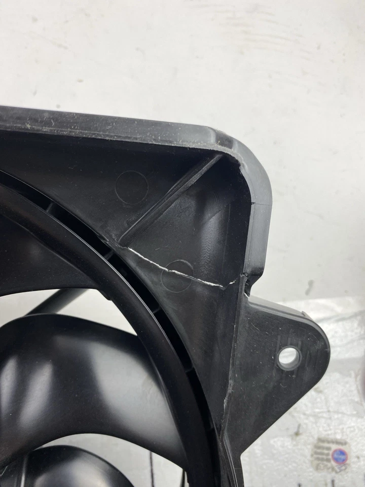 *DAÑADO* Conjunto de ventilador doble genuino Motorcraft RF-311 2015-2024 Mustang 2,3 L Foto 3 de 4