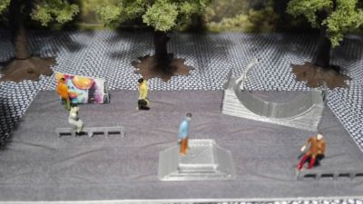 Skating / Skateboard Bahn mit Graffiti Wand |  Spur N 1:160 | Bausatz 