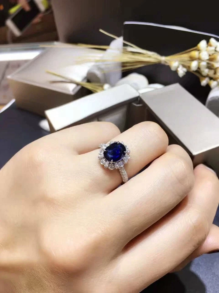 Alianza de diamantes y zafiros azules ovalados creada en laboratorio de 4 quilates con acabado en oro blanco de 14 quilates Foto 4 de 4