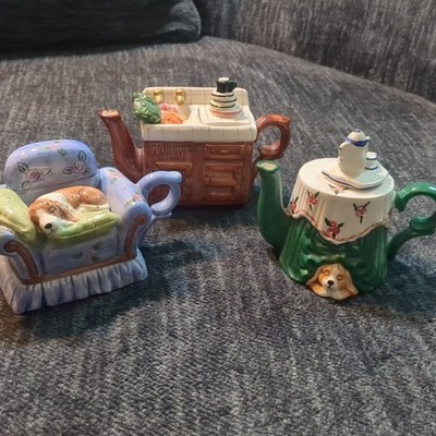 Vintage World Bazaar Miniature Ceramic Teapots Set (3) Two Dog Tea Pots One Sink