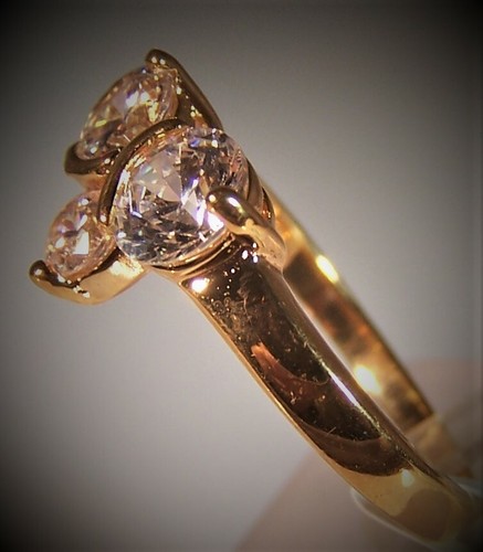 18KT GOLD PLATE w 3 WHITE ROUND AAA GRADE CZ ENGAGEMENT OR DRESS RING SIZE 8 - Picture 4 of 8