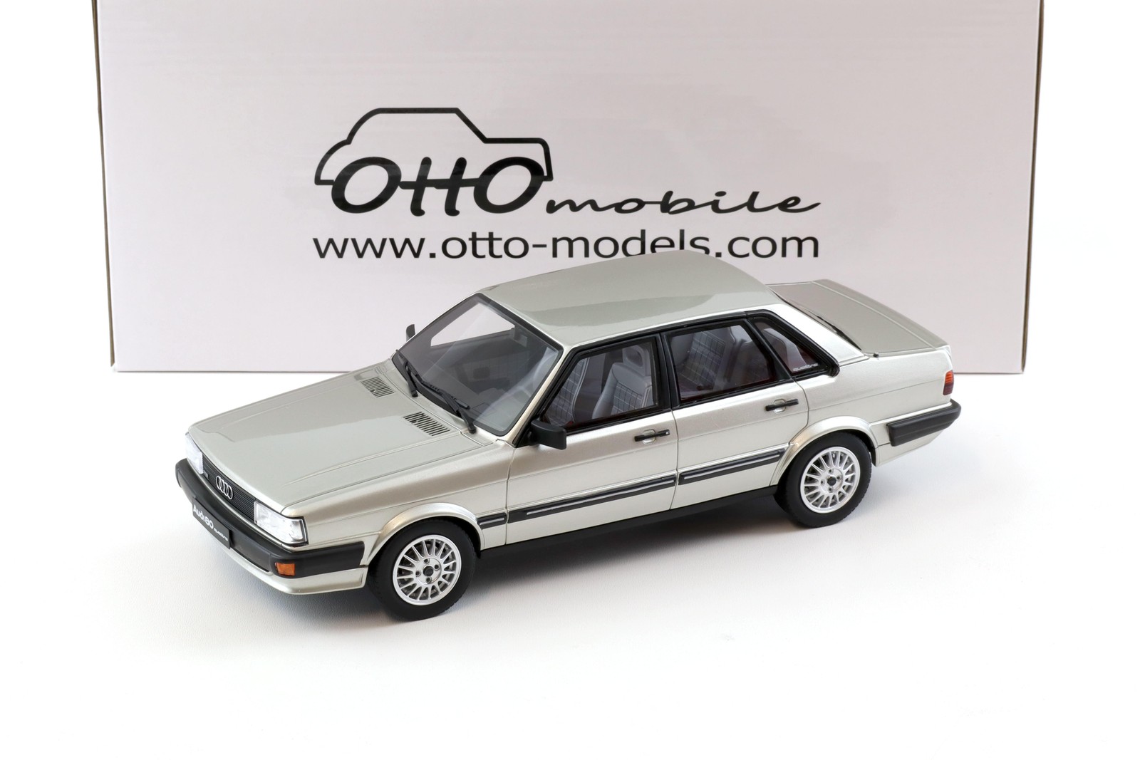 1:18 OTTO Mobile OT940 Audi 80 (B2) Quattro Limousine 1983 Zermatt Silver