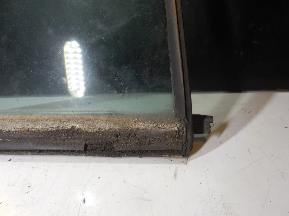 Стекло на четверть задней правой двери A 2037300255 01-07 Mercedes Benz W203 C230 C240 - Изображение 2 из 4