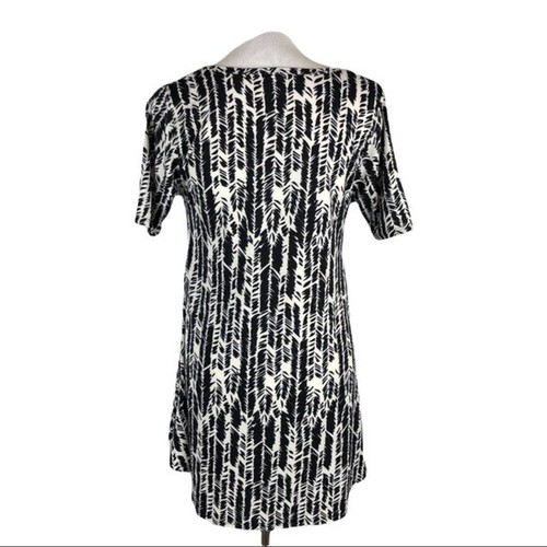 Blusa LuLaRoe Estampado Geométrico Negra Blanca Columpio Manga Corta Top Talla XS - Imagen 8 de 10