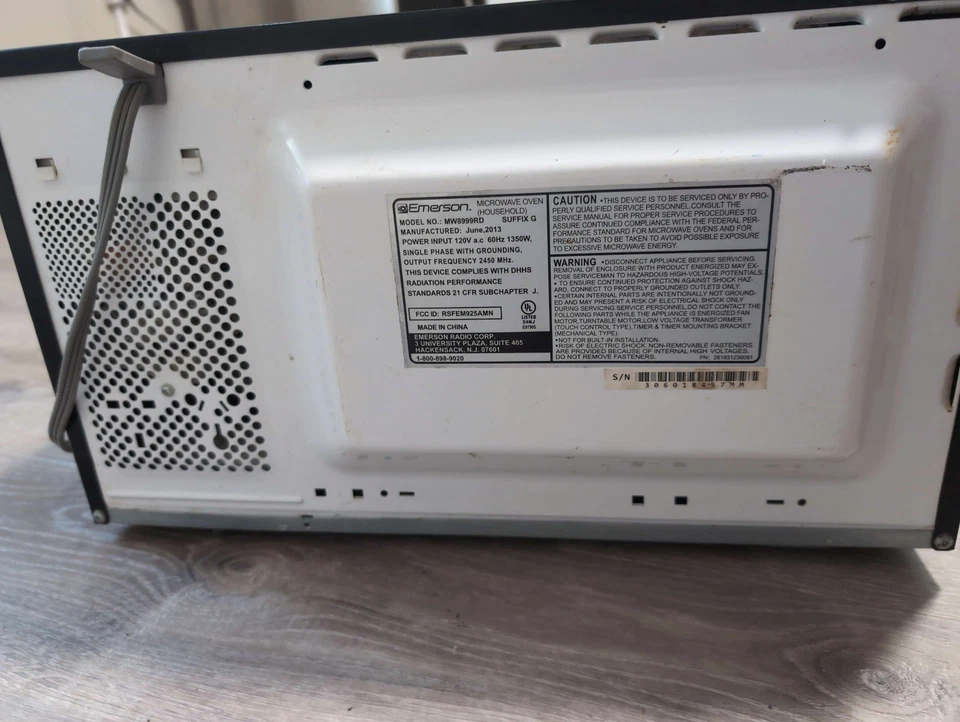 Horno microondas Red Emerson con memoria 900 vatios Foto 3 de 4