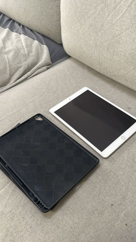 Apple Ipad 8th Generation 128 GB (Silver, Good as new condition) + Free Case - Afbeelding 4 van 11