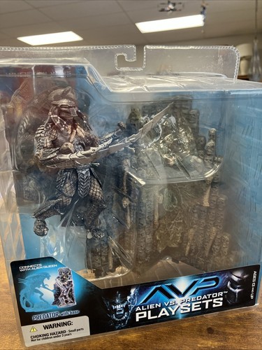 Predator with base Alien vs Predator action figure playset 2005 NIB Connects