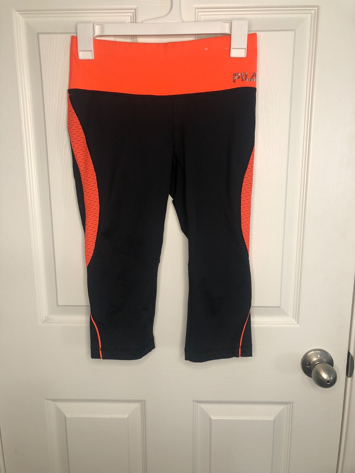 Leggings da donna neri e arancioni Fila taglia XS usati