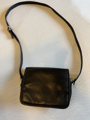 Wilsons Black Leather Shoulder Bag Zip & Snap Closure Inner Pockets