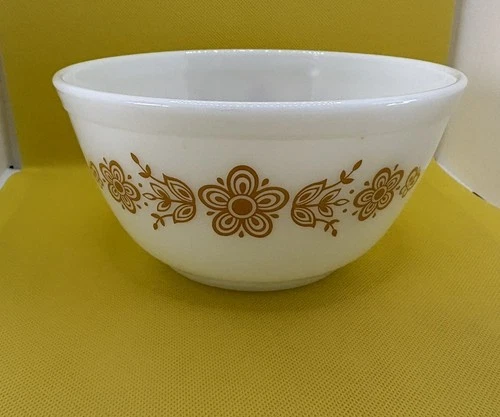 Vintage Pyrex Butterfly Gold 1 1/2 Quart 402 Nesting Mixing Bowl-Orange on White