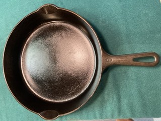 AWESOME EARLY GRISWOLD SKILLET NO. 8 SMALL LOGO ERIE PA GROOVED HANDLE MID 40'S