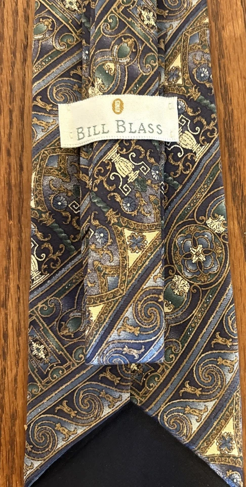 Corbata de cuello Bill Blass para hombre seda L 58” W 3 3/4” patrón azul y dorado con geo Foto 4 de 4