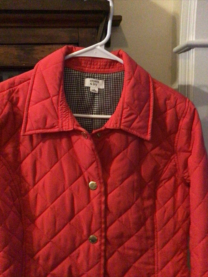 Chaqueta Crown & Ivy para mujer talla pequeña roja acolchada acolchada dorada cremallera a presión, bolsillos Foto 3 de 4
