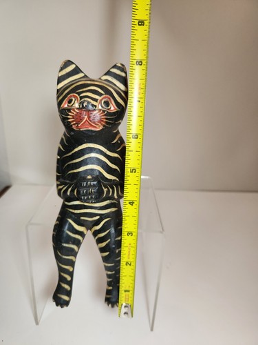 Statuina gatto seduto a righe bianche e nere in legno fatta a mano in Indonesia scaffale - Foto 2 di 8