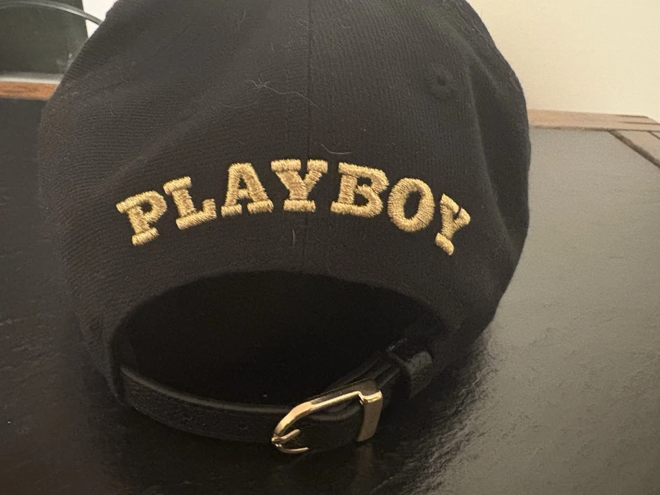 Playboy Premium Conejito Colgante Logo Ajustable Correa Para Hombre Sombrero Gorra Negro Dorado Foto 3 de 4