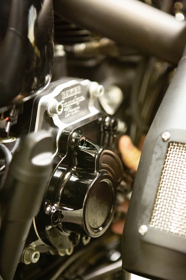 Cubierta lateral de transmisión BAKER DRIVETRAIN en función* - mecánica BIG TWIN Foto 2 de 2