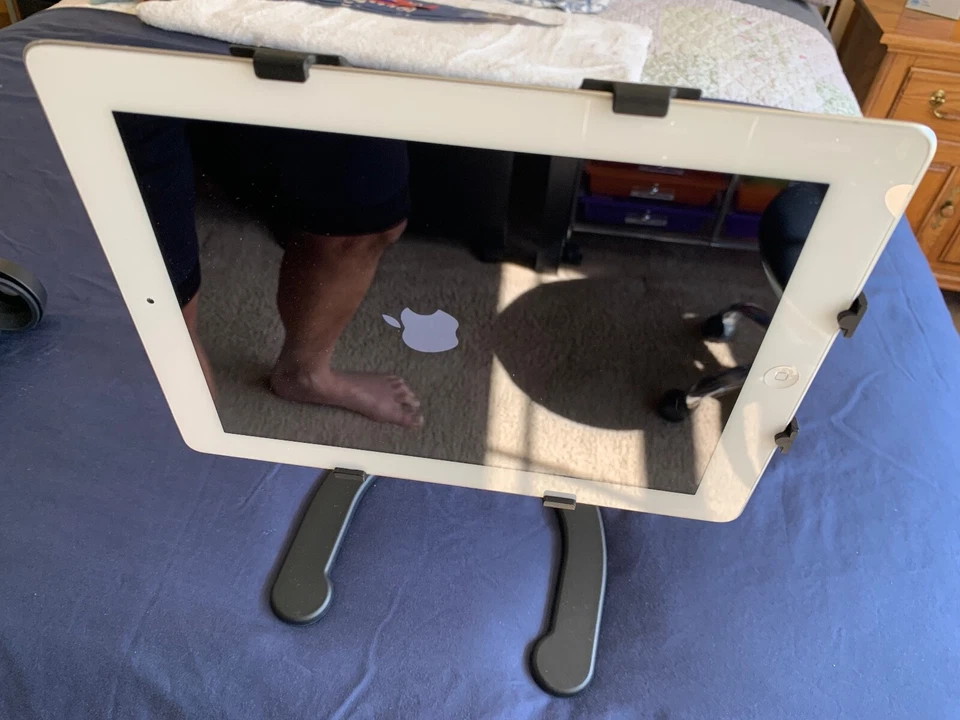 IK Multimedia iKlip Stand Desktop Stand for iPad - Image 4 of 4