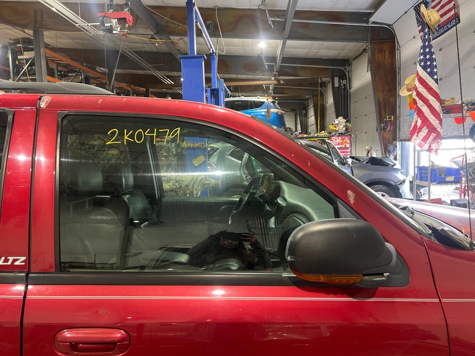 2002-2004 Chevy Trailblazer Passenger RH Front Red-86U Power Door Shell Foto 2 de 4