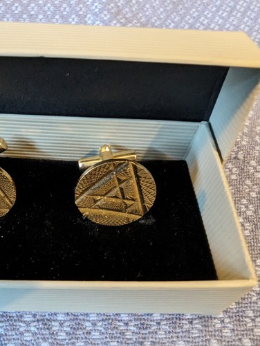 Attractive Diamond Cut Goldtone Round Cufflinks - Triangular Design - VGC - Picture 3 of 8