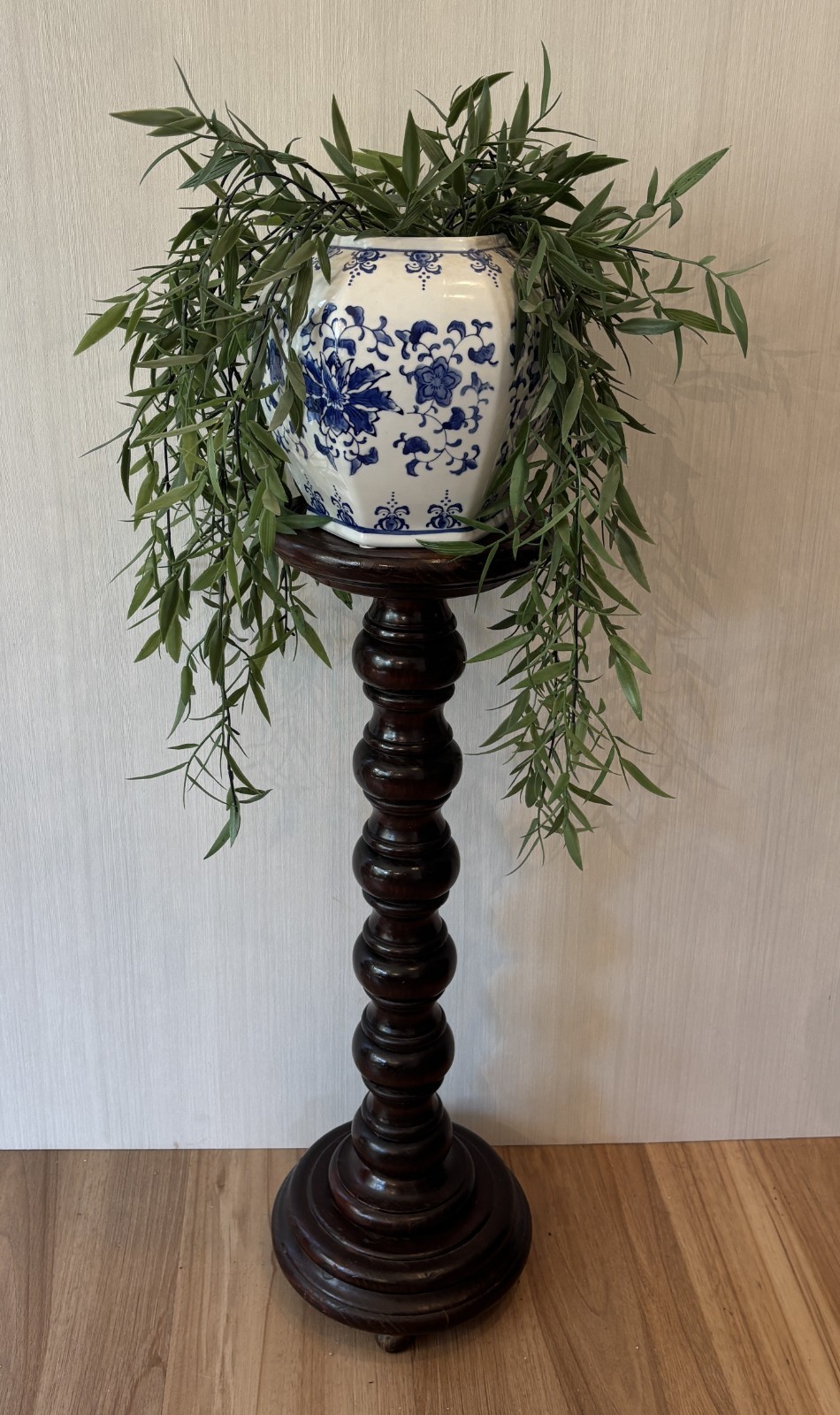 Vintage Mahogany Carved Wood Pedestal Plant Stand Table Display 30.5”H Victorian