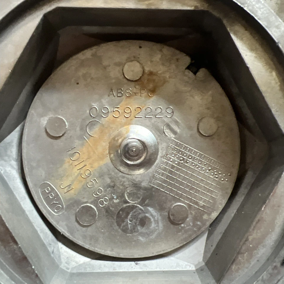 CHEVROLET CAMARO 1991-1996 Wheel Rim Center Cap - Изображение 2 из 4