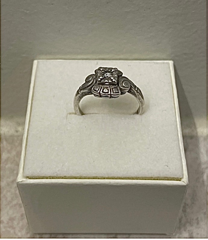 Kims Jewelers Sterling Silver Antique Design Diamond Ring (Size 6.5)