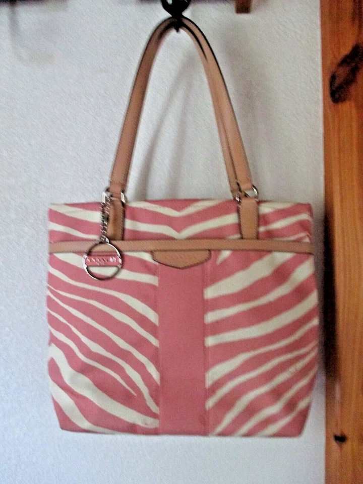 Bolso de mano Coach rosa y blanco con estampado de cebra F23283