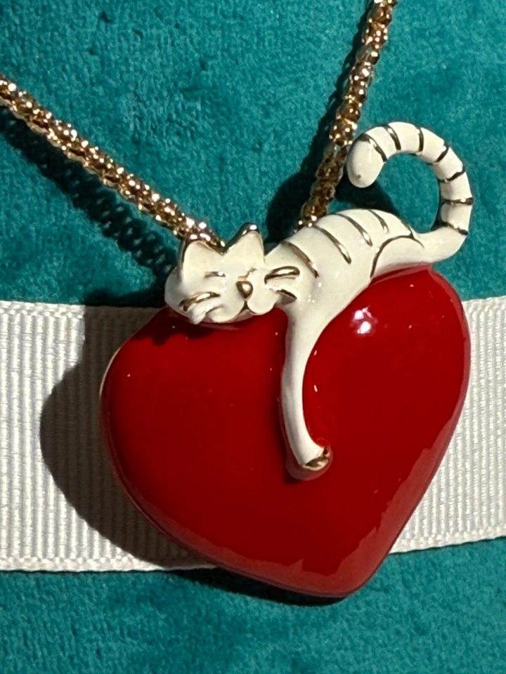 BETSEY JOHNSON JEWELRY YOUR KITTY HAS YOUR HEART PIN/PENDANT RED HEART WHITE CAT - Image 2 of 4