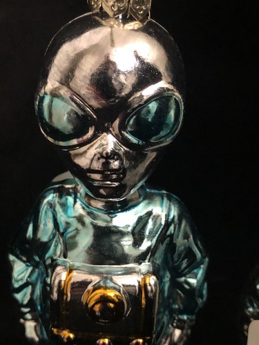 NEW CHRISTMAS SCI-FI ALIEN 5" DECORATIVE HARD PLASTIC ASTRONAUT + ALIEN CREATURE - Picture 3 of 9