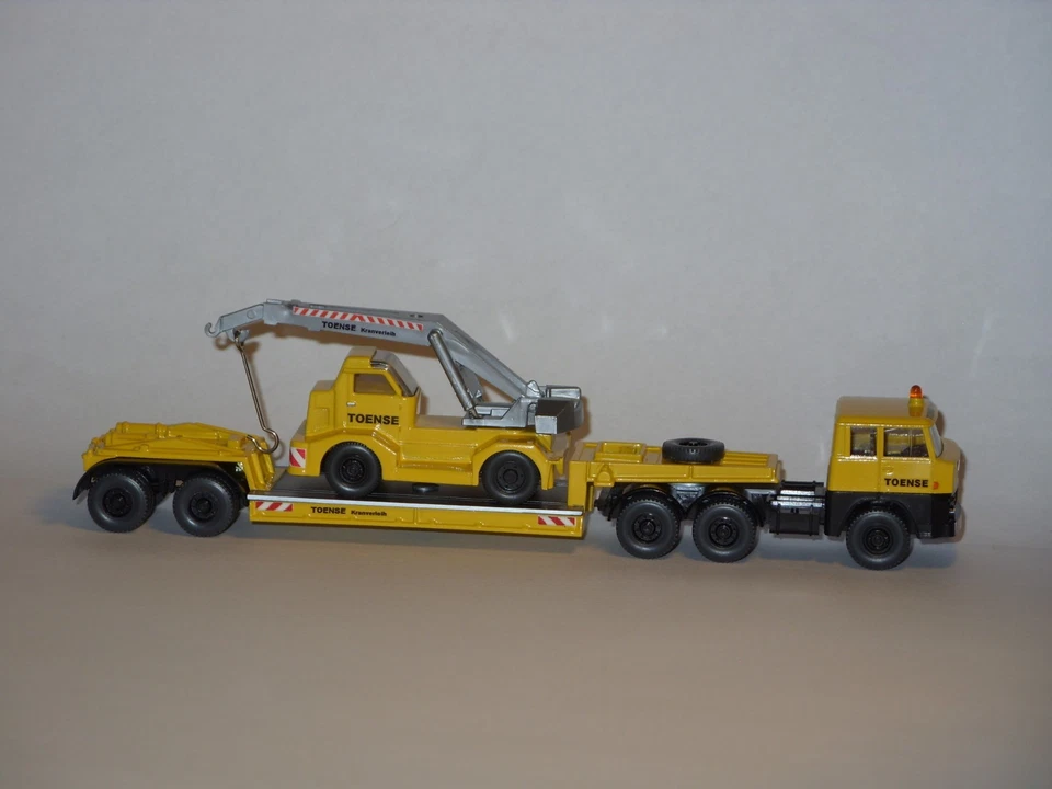 Wiking TOENSE Henschel HS20 Tieflader 3/2 mit Demag Kran als Ladung - Bild 2 von 4