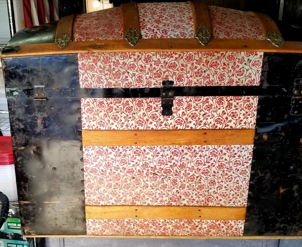 Victorian C.R. Baúl Starr Camelback rojo lata en relieve - solo recogida Foto 2 de 4