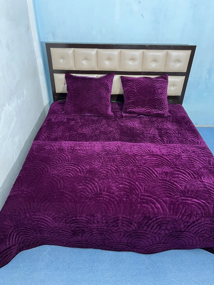 Edredón cálido ligero de terciopelo hecho a mano para dormitorio Foto 2 de 4