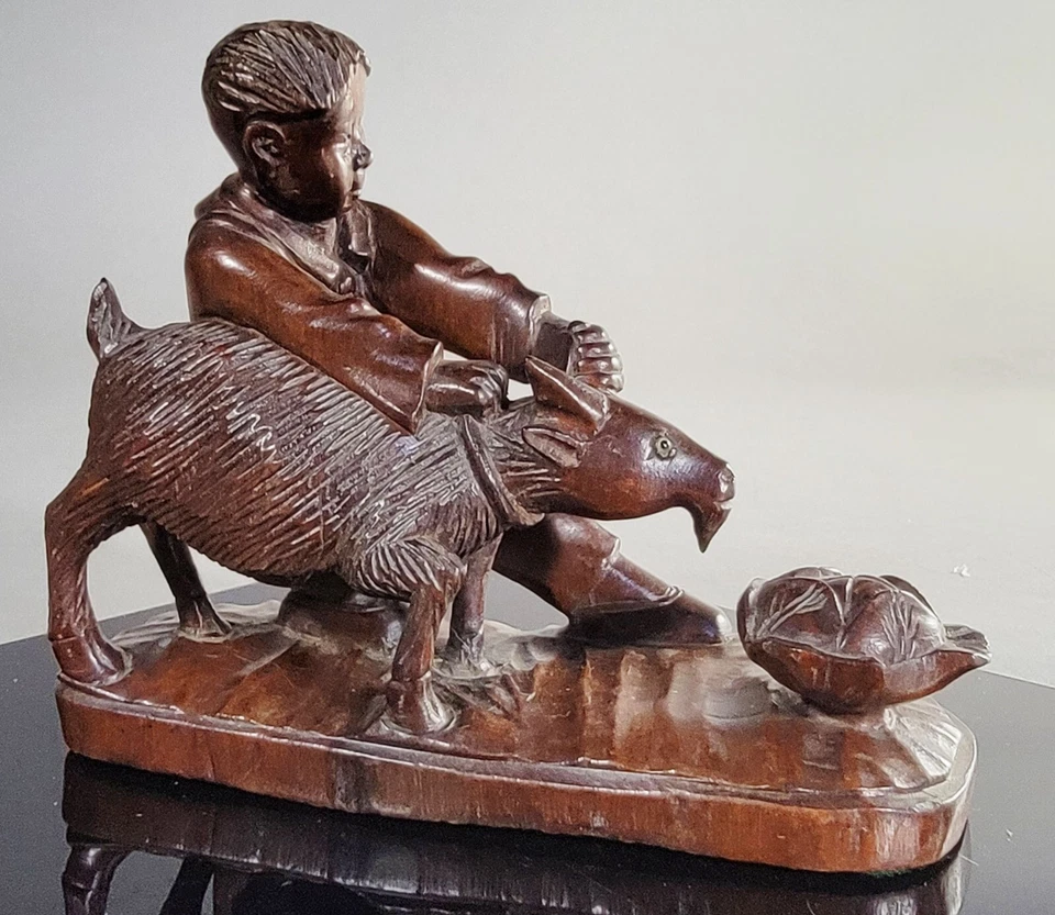 Estatuilla china vintage de madera tallada de un niño sosteniendo una cabra con una flor de loto Foto 2 de 4