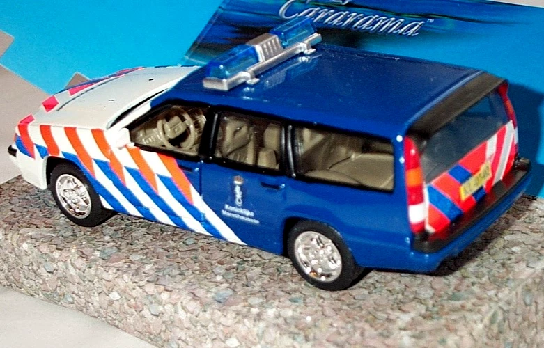 wonderful diecast modelcar 1/43 VOLVO V70 1998 KONINKLIJKE MARECHAUSSEE (NL) - Image 2 of 3