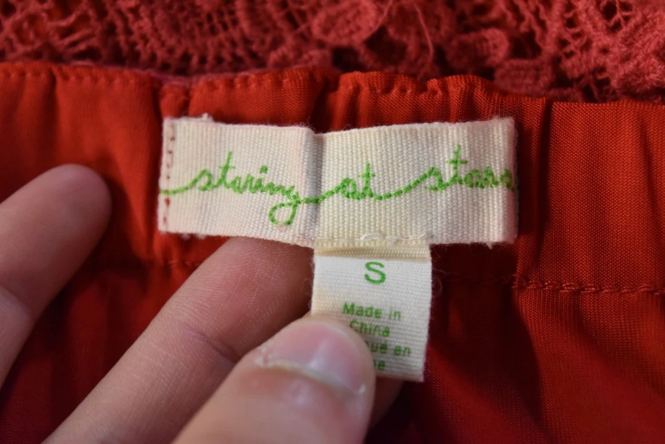 Falda Mirando Estrellas Talla S Roja Texturizada En Niveles Recta Sobre la Rodilla Algodón WTW Foto 4 de 4