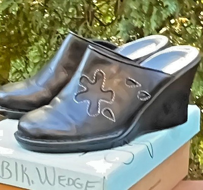 St.John's Bay Flower Clogs Women Black Wedge US 9-W White Stitched Upper Leather